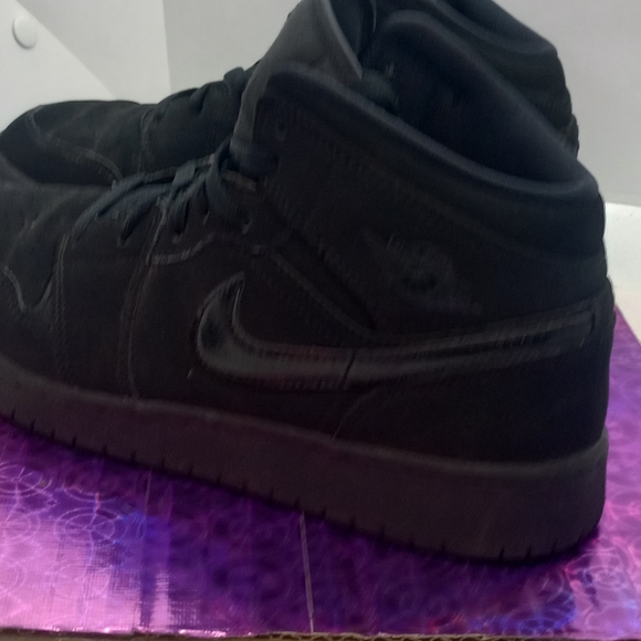 Nike Air Jordan 1 Mid Retro Triple Black Youth Sz 6.5Y Nubuck Style 554725-056 - Picture 2 of 10